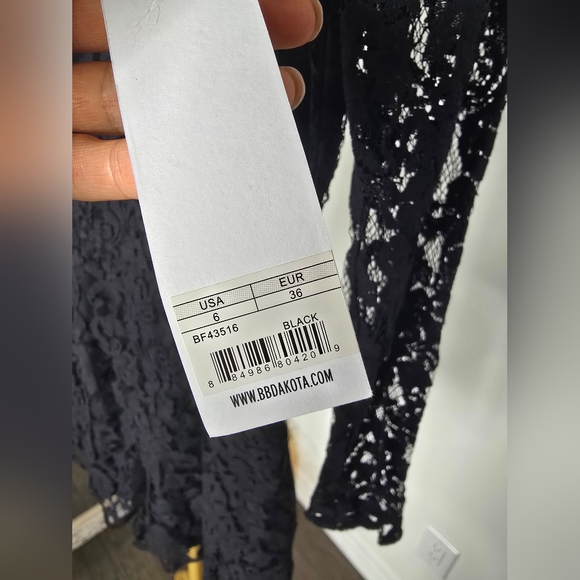 Long lace sleeves mini romper - Picture 5 of 9